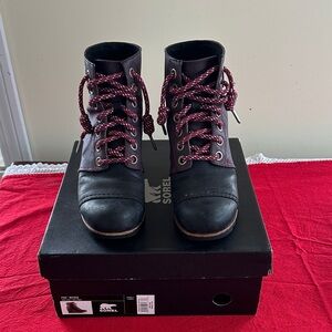SOREL PDX Wedge Bootie in purple/dark gray with red laces, Size 8.5